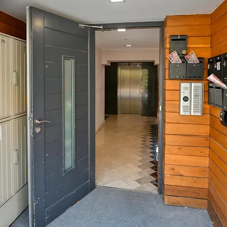 With Free Parking Lejlighed