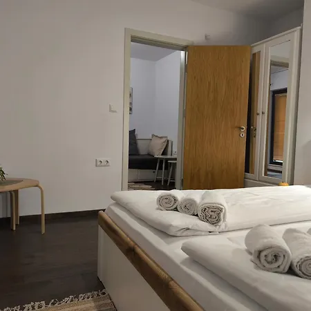 With Free Parking Lejlighed