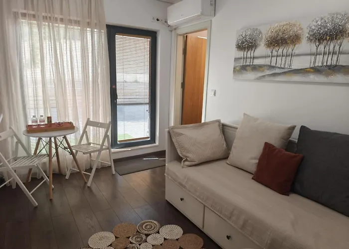 With Free Parking Apartment *